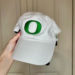 white Nike Oregon Duck hat, worn once 🤍